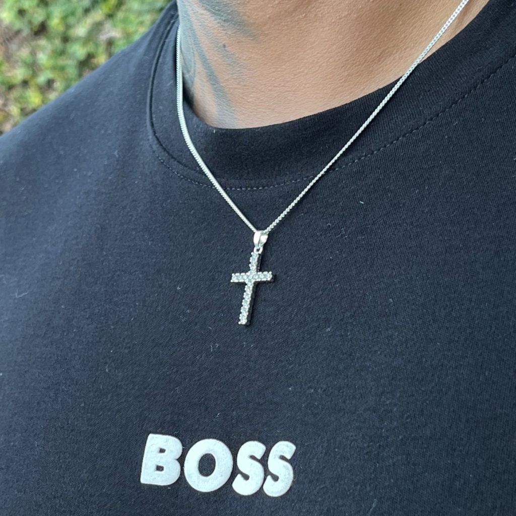 Colar Com Pingente Cruz Cravejada